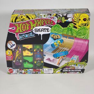 Hot Wheels Tony Hawk HQ Skatepark Set 2 Boards‎ Shoes Ramps Rails NEW Sealed